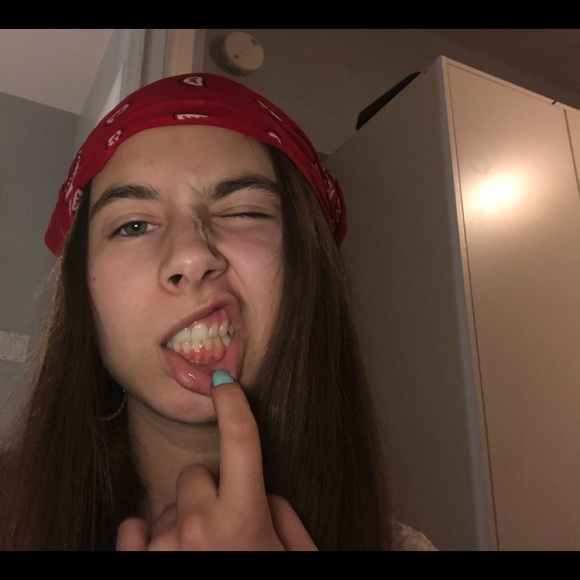 Meet your Posher, Gabi - Picture 1 of 1